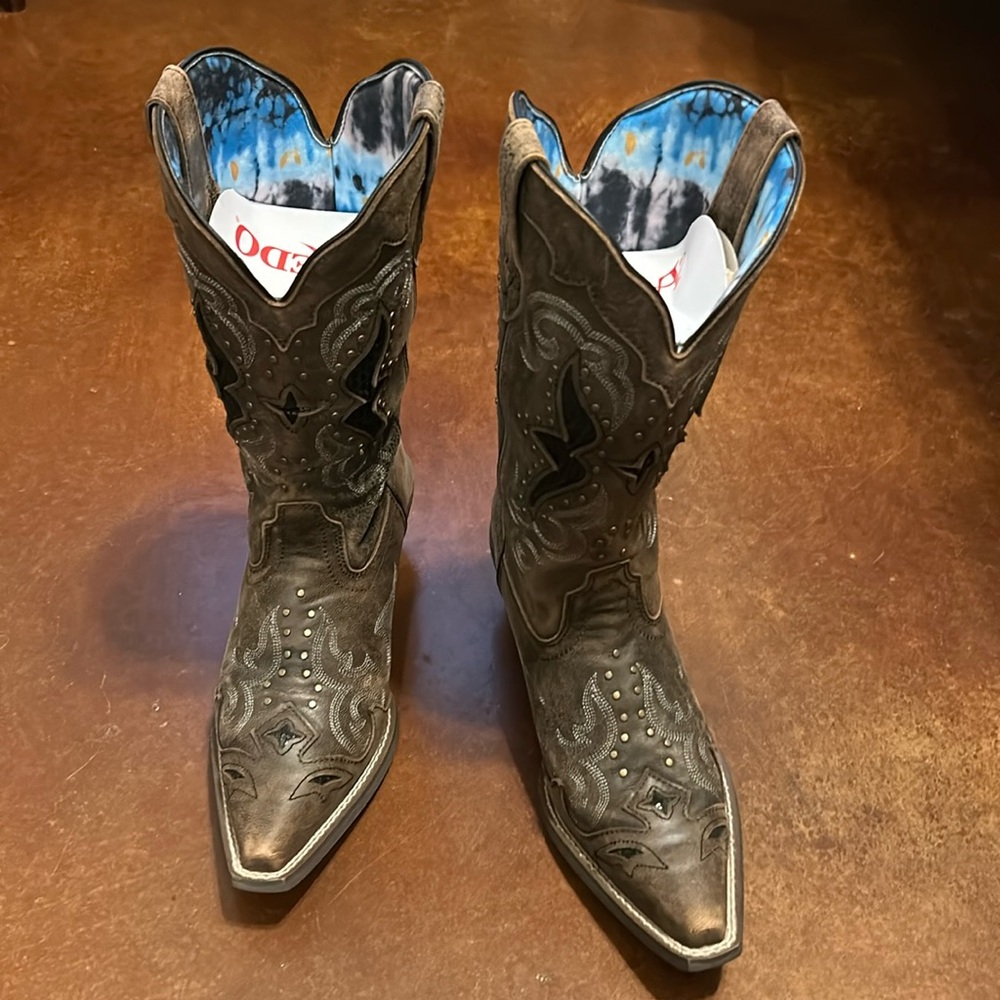 Full-grain leather upper
Snake print inlay on shaft
Distressed